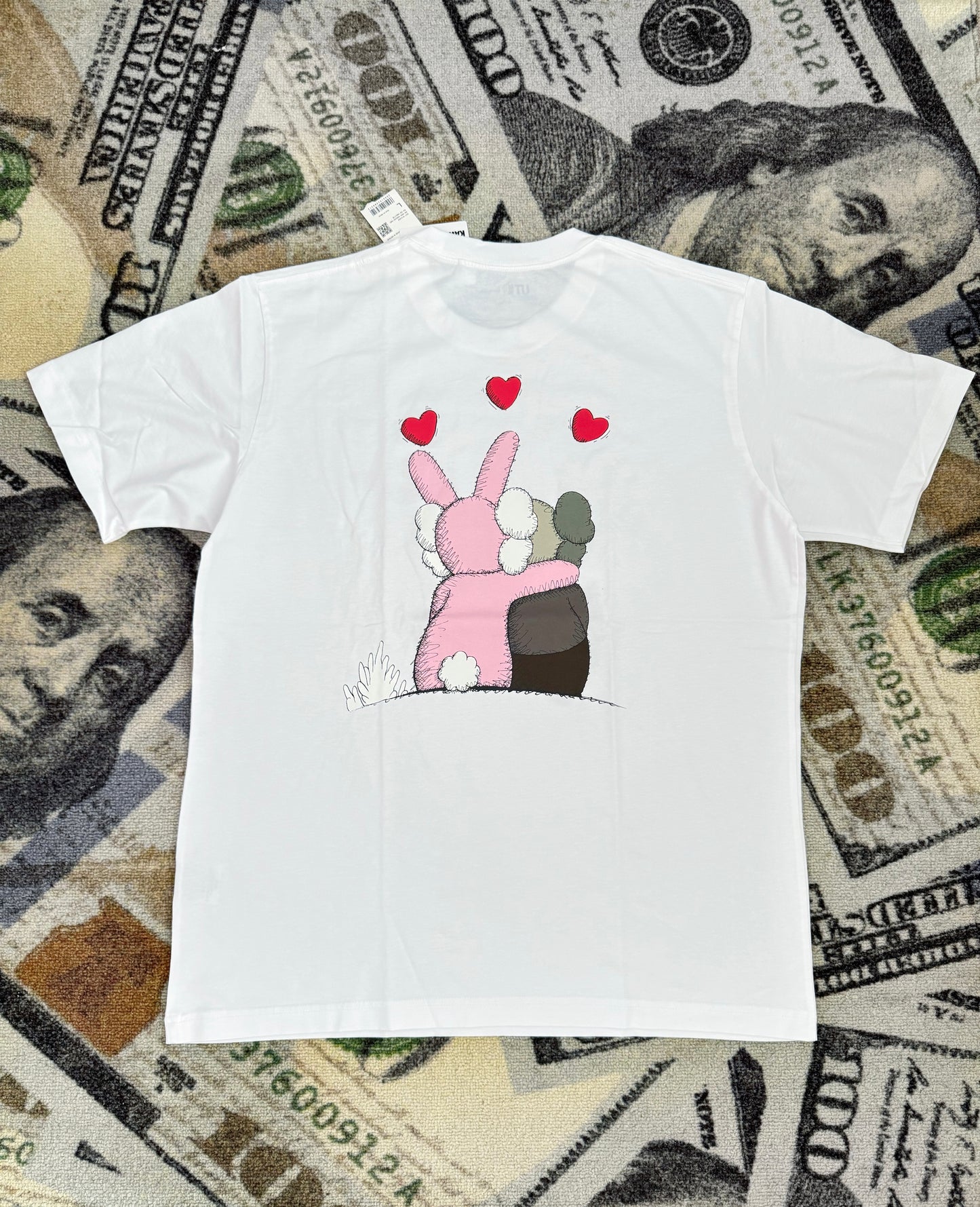 Camiseta KAWS – Hug Tee