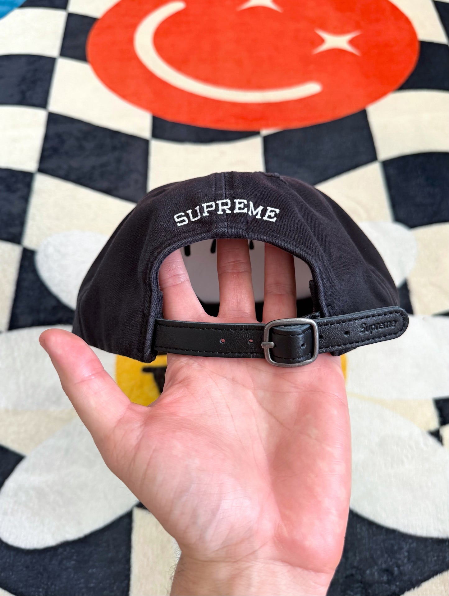 Supreme Distressed Script 6-Panel – Black