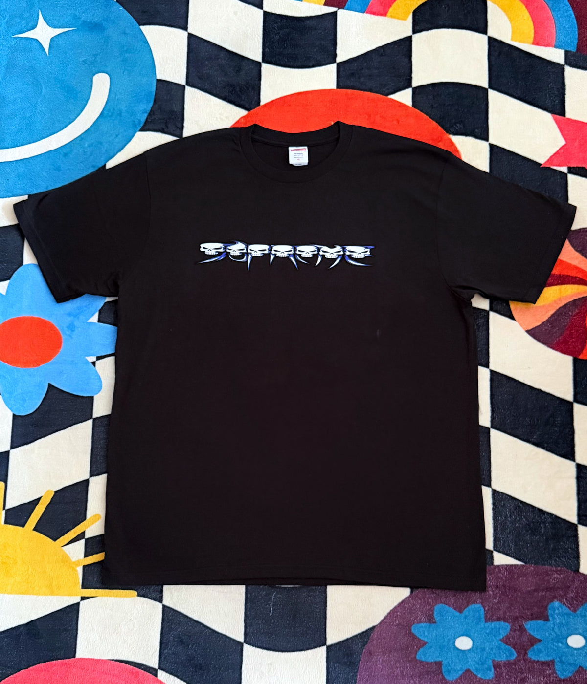 Supreme Skulls Spellout Tee – Black